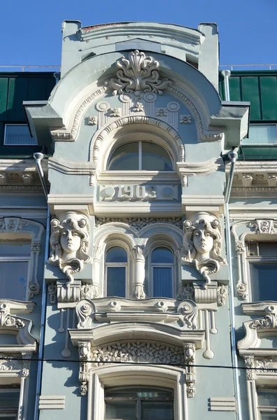 Moscú, Rusia, 23 de marzo de 2015. Escena rusa: Casa de apartamentos con tiendas de P. I. Butikov y M. I. Mishin, monumento de la arquitectura, elementos de decoración —  Fotos de Stock
