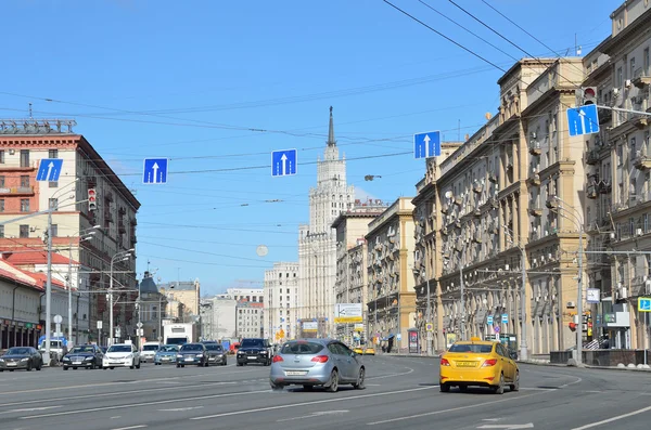 Moskva, Rusko, březen, 20, 2016. Ruská scéna: auta na Sadové-Chernogryazskaya street, okruhu Sadové v Moskvě — Stock fotografie