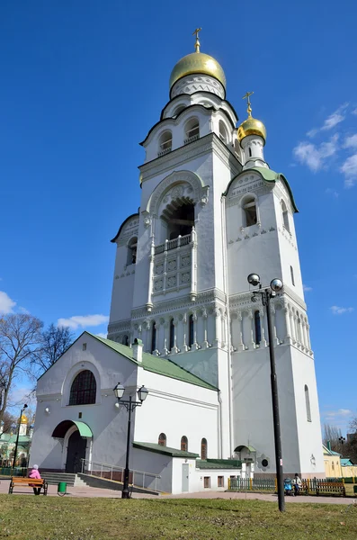 Moskva, Rusko, duben, 12, 2016. Lidé, kteří se blíží ke zvonici starověkého Rogožskoye hřbitova (Rogozhskaja, Starý věřící) — Stock fotografie