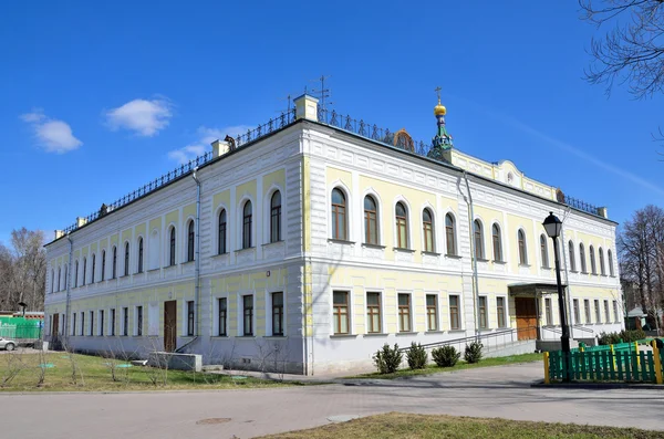 Moskva, Rusko, duben, 12, 2016. Dům duchovenstva v historickém a architektonickém souboru "Rogozhskaja Sloboda" v Moskvě — Stock fotografie