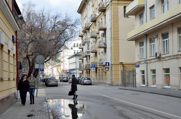 Moskau, russland, april, 03, 2016, russische szene: menschen in der chaplygina street — Stockfoto