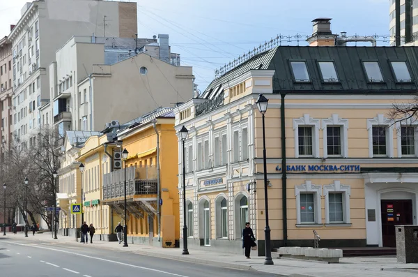 Moskva, Rusko, duben, 03, 2016, Ruská scéna: ulice Pokrovka v Moskvě — Stock fotografie