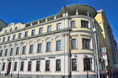 Moskova, Rusya, 27 Mart 2016, Rus sahne: evi 19 yüzyıl sayısı 33 kesişme noktalarında Pokrovka ve Chaplygin sokakları