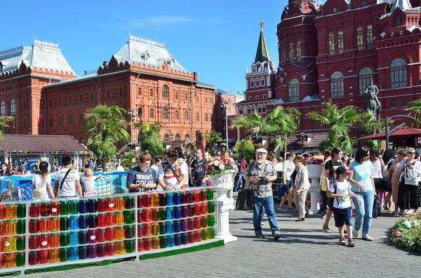 Moscú, Rusia, 21 de agosto de 2016. Personas que participan en la celebración del Festival "Mermelada de Moscú", Okhotny Ryad en Moscú —  Fotos de Stock