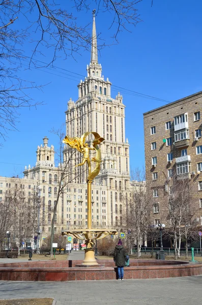 Moscú, Rusia, 28 de marzo de 2016. Escena rusa: gente caminando por el bulevar ucraniano en Moscú —  Fotos de Stock