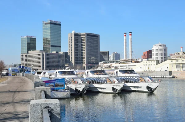 Moscou, Russie, 28 mars 2016. Bateaux de plaisance modernes de la flottille Radisson Royal amarré au remblai de Taras Shevchenko à Moscou — Photo