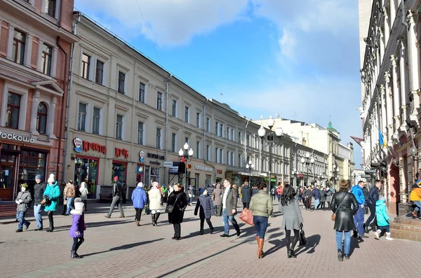 Moscú, Rusia, 20 de marzo de 2016, escena rusa: personas caminando en la calle Arbat en primavera — Foto de Stock