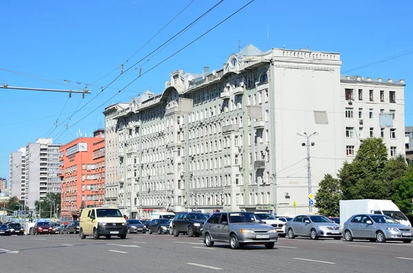 モスクワ、ロシア、2015年8月、21日、ロシアのシーン:サドヴァヤ・チェルノリャズカヤ通りの車、モスクワのサドボイリング — ストック写真