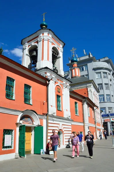 Moskau, russland, 21. august 2015, russische szene: menschen, die in der nähe der kirche der heiligen nikolaus auf maroseyka spazieren gehen — Stockfoto