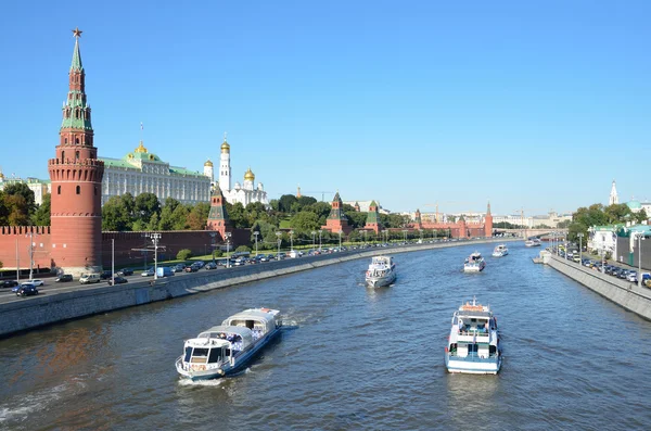 Mosca, Russia, 21 agosto 2015, scena russa: imbarcazioni da diporto vicino al Cremlino di Mosca — Foto Stock
