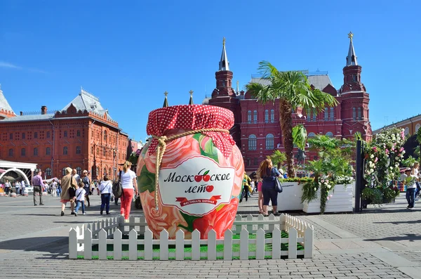 Москва, Сер, 21,2016. Люди, які беруть участь у святкуванні фестиваль "Москва варення" Okhotny Ryad в Москві — стокове фото