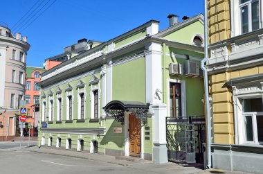 Moskova, Rusya, 27 Mart 2016, Rus sahnesi: Myasnitskaya caddesi ve Küçük Kharitonyevsky caddesi kavşağında üç bestecinin evi