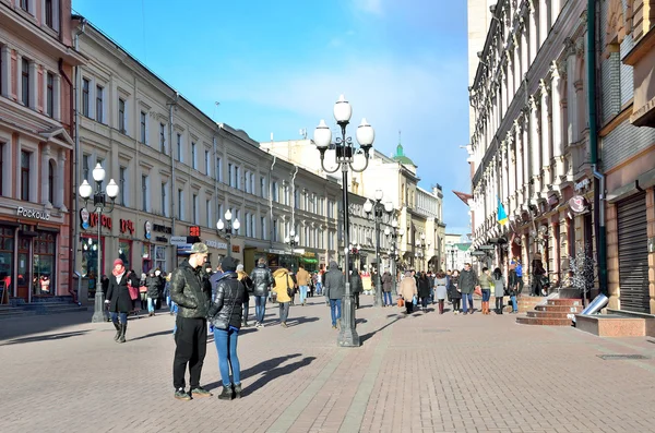 Moskou (Rusland), maart, 20, 2016, Russische scène: in het voorjaar op de Arbat straat wandelende mensen — Stockfoto