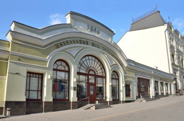 Moskova, Rusya, 03 Nisan 2016. Rus sahnesi: Kuznetsk köprüsünde Moskova'daki sanatçıların evi yakınlarında yürüyen insanlar (Passage San-Galli)