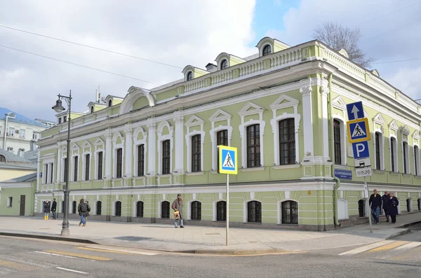 Moscú, Rusia, 03 de abril de 2016. Escena rusa: casa de los tres compositores en la intersección de la calle Myasnitskaya y el carril Kharitonyevsky pequeño — Foto de Stock