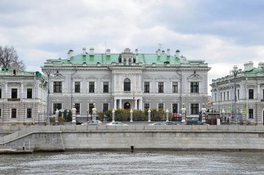 Moskova, Rusya, 21 Nisan 2016, İngiliz Büyükelçisi'nin ikametgahı, pavel Kharitonenko'nun bulutlu havalarda eski konağı, Moskova
