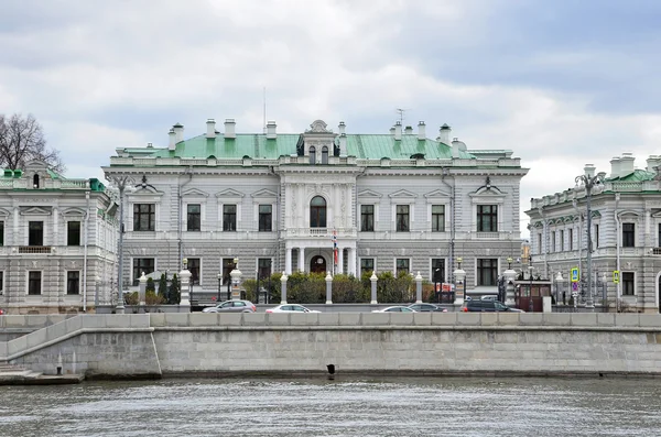 俄罗斯莫斯科，2016年4月21日，英国大使官邸，帕维尔·卡里托年科故居，多云天气，莫斯科 — 图库照片
