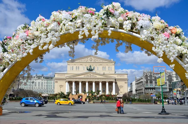 モスクワ、ロシア、2016年4月23日、ロシアのシーン:モスクワの劇場広場と革命広場の装飾「モスクワの春」" — ストック写真