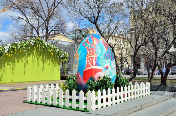 Moskau, russland, 23. april 2016, russische szene: das Osterei auf dem platz der revolution in moskau — Stockfoto