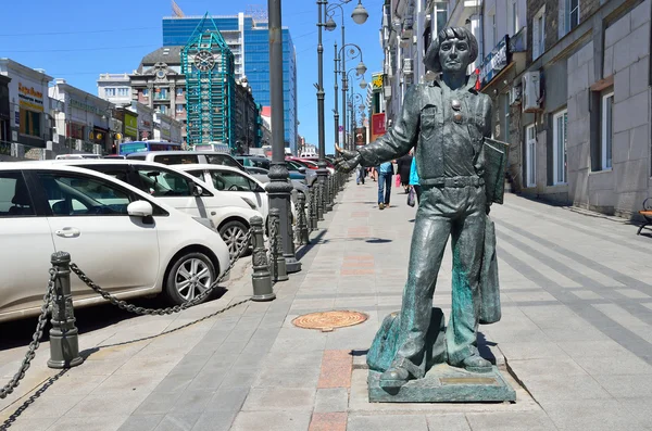 Владивосток, Россия, 29 апреля 2016 г. Океан-авеню, памятник "Матрос ловит такси" " — стоковое фото