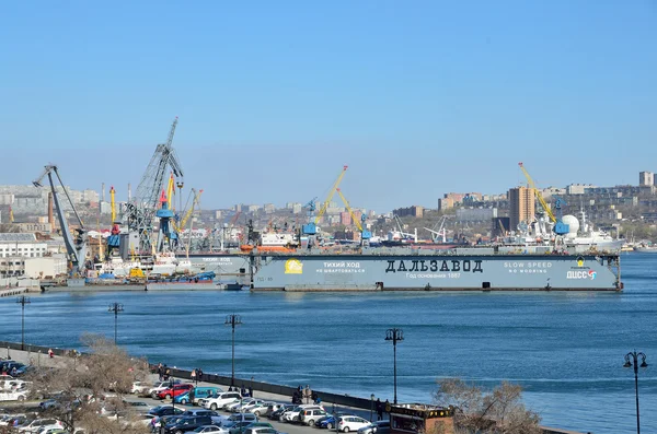 Vladivostok, Rusia, 29 de abril de 2016. dique flotante "Dalzavod " — Foto de Stock