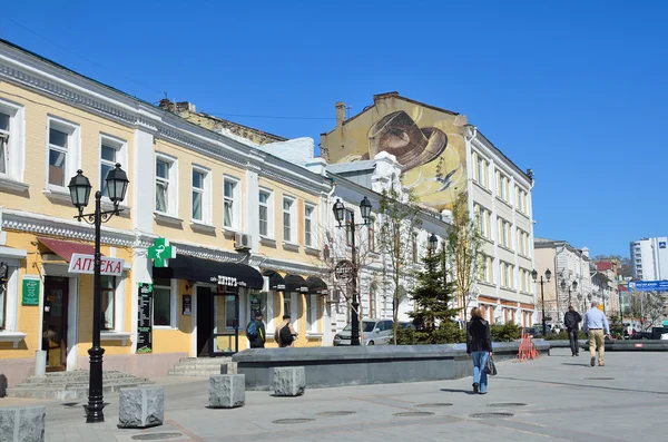 Vladivostok, Rusya, Nisan, 29, 2016. Baharda Vladivostok Fokina sokakta yürüyen insanlar