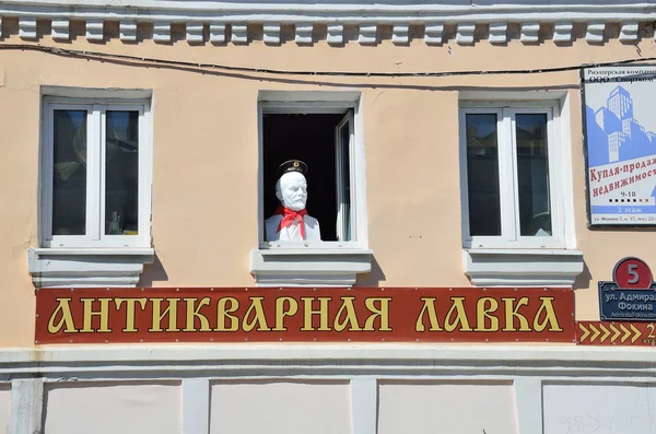 Vladivostok, Russia, 29 aprile 2016. Busto di Vladimir Ilyich Lenin nella finestra di un negozio di antiquariato — Foto Stock