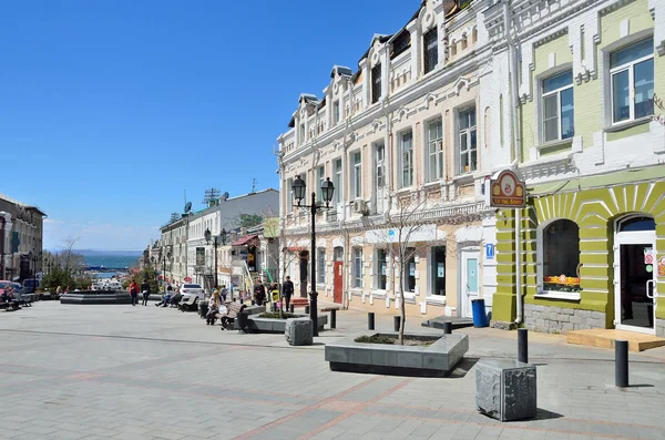 Vladivostok, Rusia, 29 de abril de 2016. Gente caminando por la calle Fokina en Vladivostok en primavera — Foto de Stock