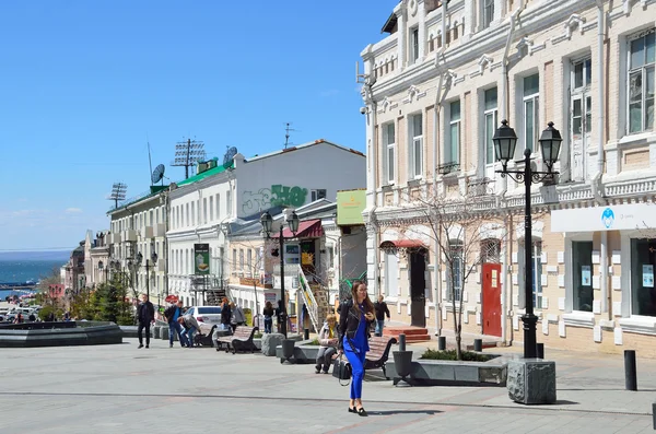 Владивосток, Россия, 29 апреля 2016 г. Люди, гуляющие по улице Фокина во Владивостоке весной — стоковое фото