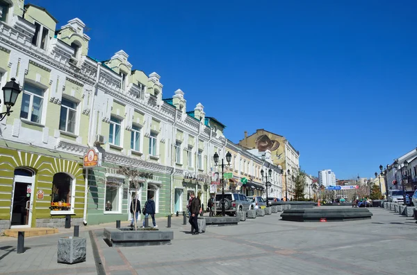 Vladivostok, Russia, April, 29, 2016. People walking on Fokina street in Vladivostok in spring — Stock Photo, Image