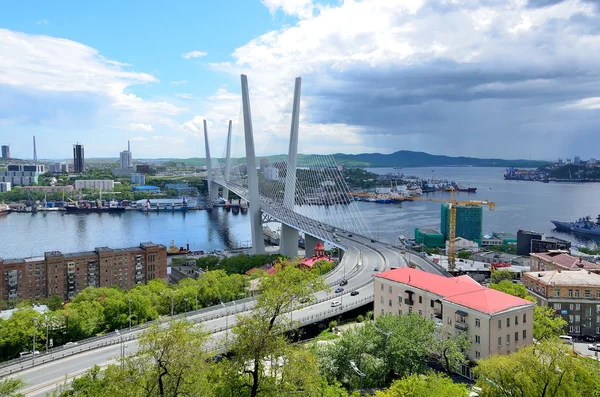 Russland, Sommerblick auf die Brücke über die Goldene Horn-Bucht in Wladiwostok — Stockfoto