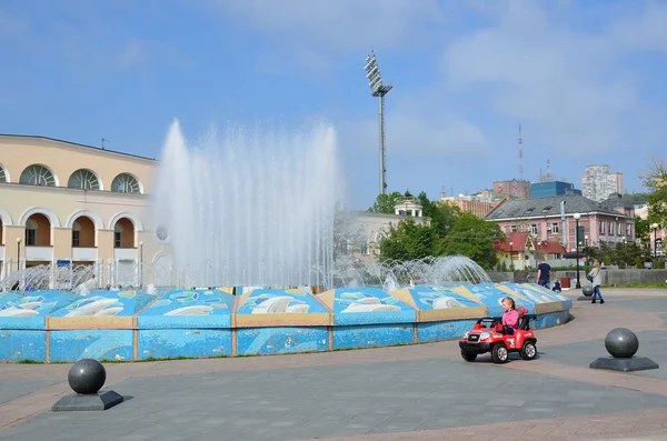 Владивосток, Росія, 29 травня, 2016. Дівчина на машині на спортивна набережна біля фонтану у Владивостоці — стокове фото