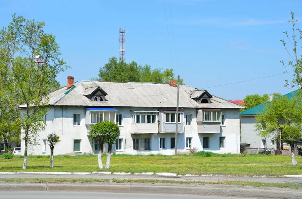 Artem, Primorsky Krai, Rusia, 17 de mayo de 2016.Casa de dos plantas en la calle de Kirov con balcones renovados — Foto de Stock
