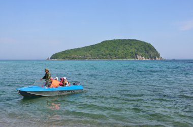 Lazovsky ilçesi, Petrova bay, Rusya, Mayıs, 28.05.2016. Korunan Petrov adasına motorlu tekne ile seyahat