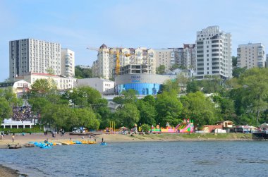 Vladivostok, Rusya, 07 Mayıs 2016. Mayıs ayında Vladivostok şehir plajında yürüyen insanlar