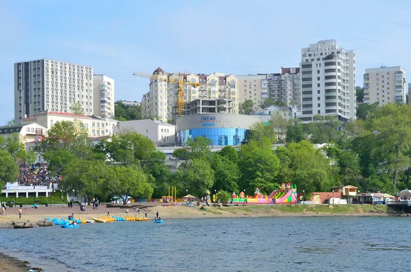 Владивосток, Россия, 07 мая 2016 г. Люди, гуляющие по городскому пляжу во Владивостоке в мае — стоковое фото