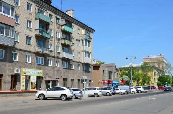 Ussuriysk, Russia, May, 19, 2016. Cars on Chicherina street — Stock Photo, Image