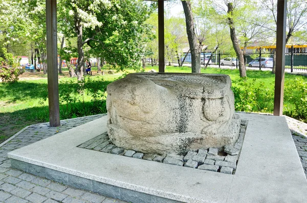 Ussuriysk, Rusia, 19 de mayo de 2016. Antigua tortuga de piedra en Ussuriysk —  Fotos de Stock