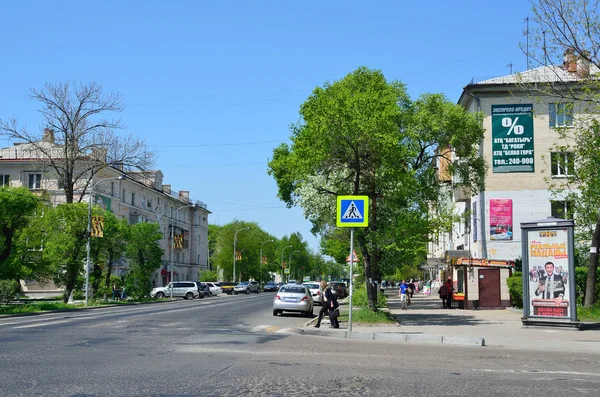 Ussuriysk, Russia, May, 19, 2016. People walking in the center of Ussuriysk — Stock Photo, Image