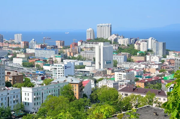 Vladivostok, Rusia, 01 de junio de 2016. Vista de Vladivostok ciudad en verano en día soleado — Foto de Stock