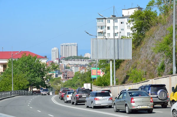Vladivostok, Rússia, 01 de junho de 2016. Um engarrafamento na rua Vsevoloda Sibirtseva em Vladivostok — Fotografia de Stock