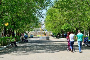 Ussuriysk, Rusya, 19 Mayıs 2016. Şehir Parkı'nda yürüyen insanlar