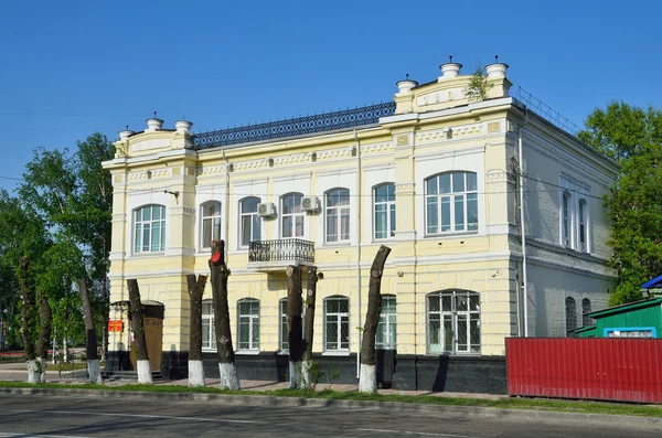 Ussuriysk, Ryssland, maj 19, 2016. Huset, byggt i början av 1900 talet i den historiska stadskärnan av Ussuriysk — Stockfoto