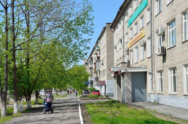 Ussuriysk, Rusya, 19 Mayıs 2016. Ekonomi Enstitüsü ve Ussuriysk sektöründeki yakınındaki yürüyen kadın
