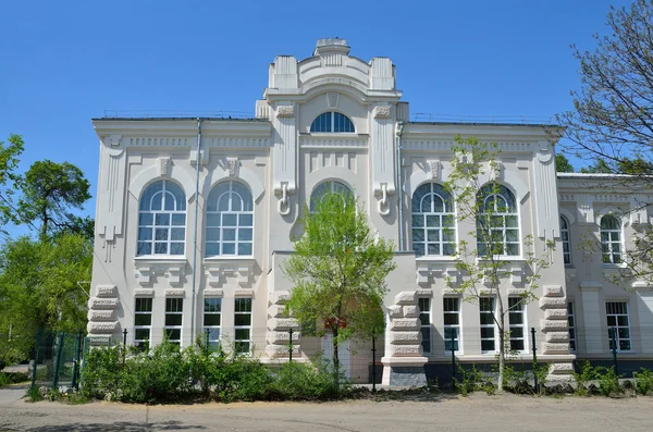 Ussuriysk, Russia, May, 19, 2016. Ussuriysk, secondary school ? 11. The monument of architecture - the Nikolsk-Ussuriysk technical high school. Was built in 1906 year — Stock Photo, Image