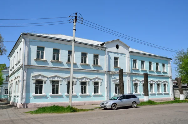 Ussuriysk, Ryssland, maj 19, 2016. Bil nära skola nummer 2 på Gorkogo street i Ussuriysk — Stockfoto