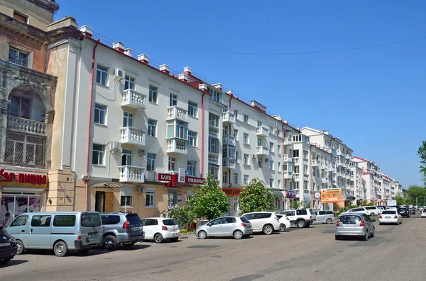 Ussuriysk, russland, 19. mai 2016. autos auf der pushkina straße in ussuriysk — Stockfoto