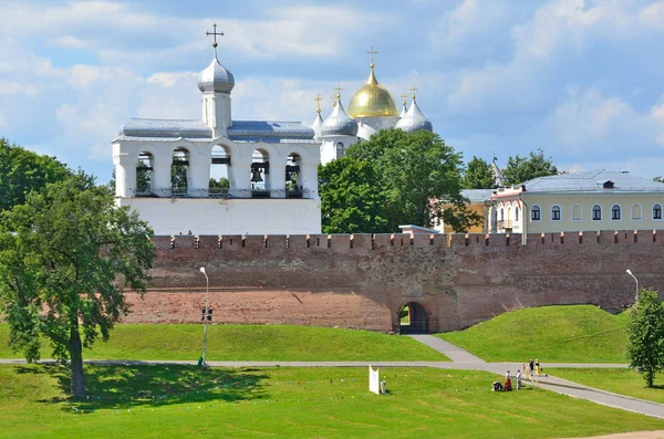 Novgorod, Russie, 6 juillet 2014. Scène russe : personnes marchant près des murs du Kremlin de Novgorod — Photo