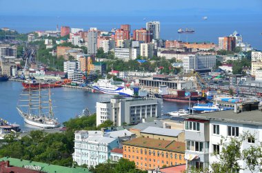 Vladivostok, Rusya, Haziran, 01, 2016. Yaz aylarında güneşli gün şehirde Vladivostok için görünümü