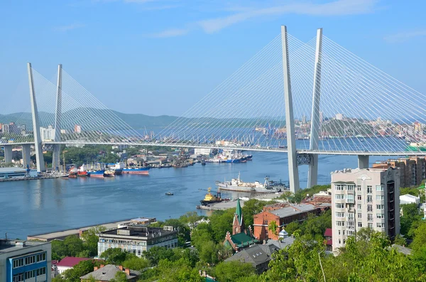 Władywostok, Rosja, 01 czerwiec 2016. Most przez Golden horn bay we Władywostoku w słoneczny dzień — Zdjęcie stockowe